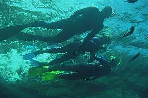 f020019: snorkelling as a family outing